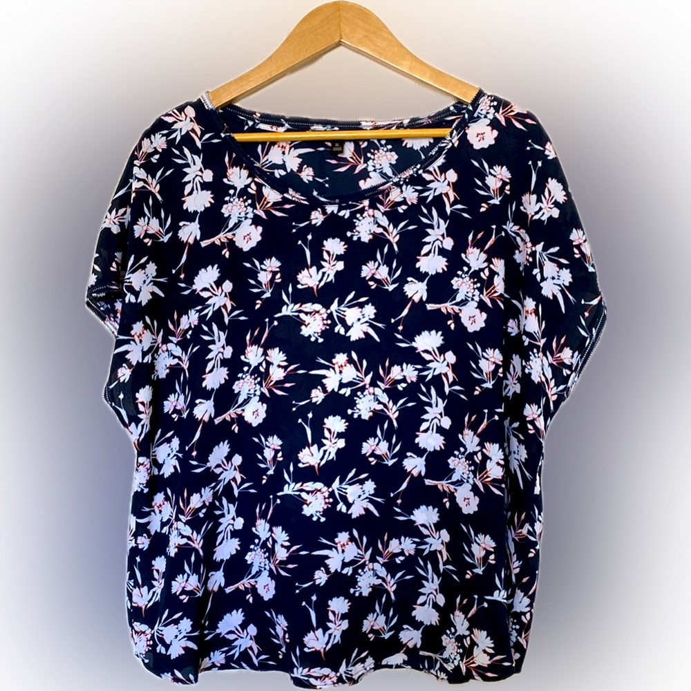 Banana Republic. XL Top w/Cap Sleeves & Detailed Trim. Navy Floral. Like New!!
